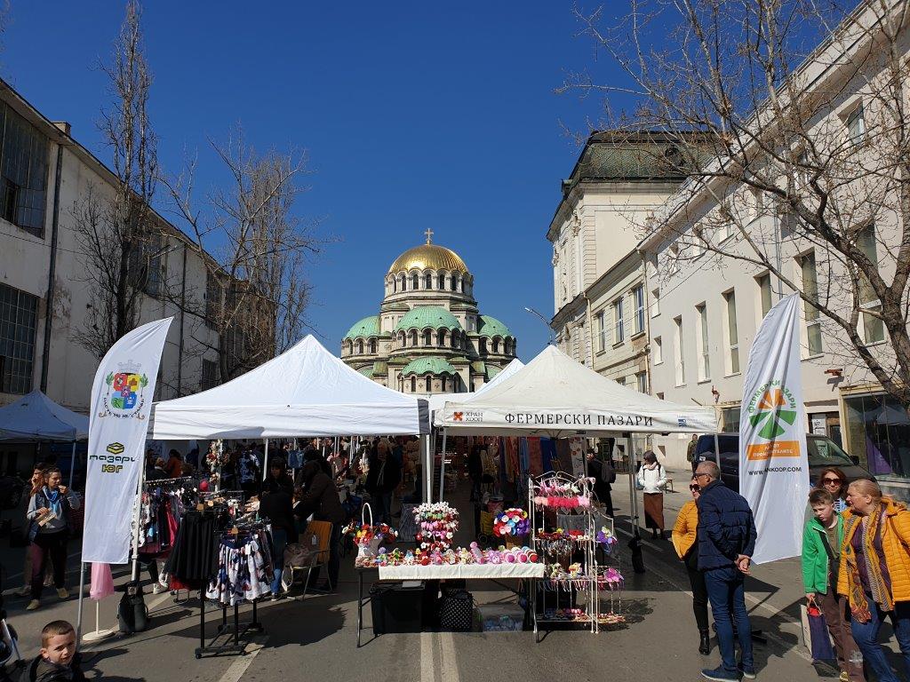 Район Оборище фермерски пазар пред храм Свети Александър Невски
